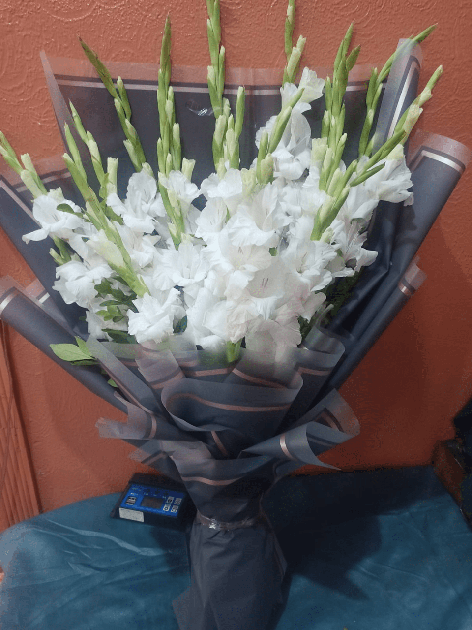 15-min Majestic White Gladiolus Grandeur Bouquet - Image 1