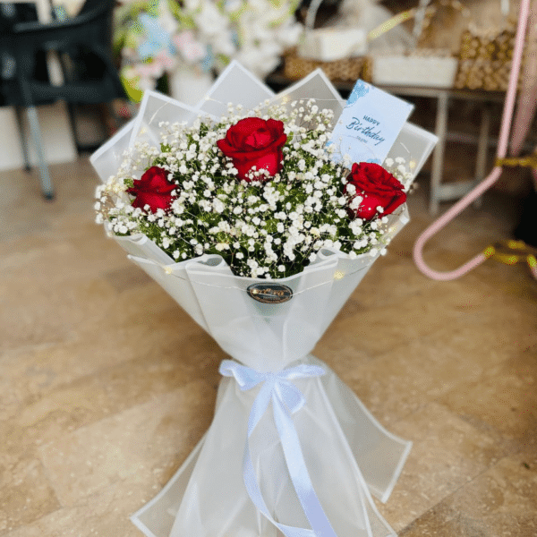 Three Red Roses aur Baby's Breath Bouquet