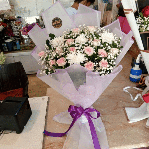 Pink Roses aur White Chrysanthemum Bouquet