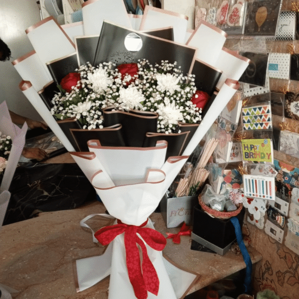 Red Roses aur White Chrysanthemum Bouquet