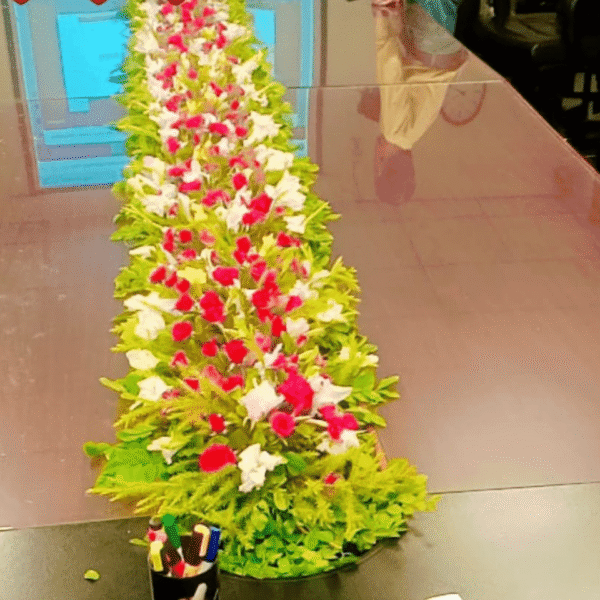 Red aur White Floral Table Runner Arrangement