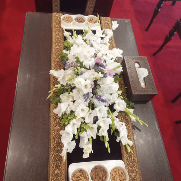 White Gladiolus aur Lavender Table Centerpiece