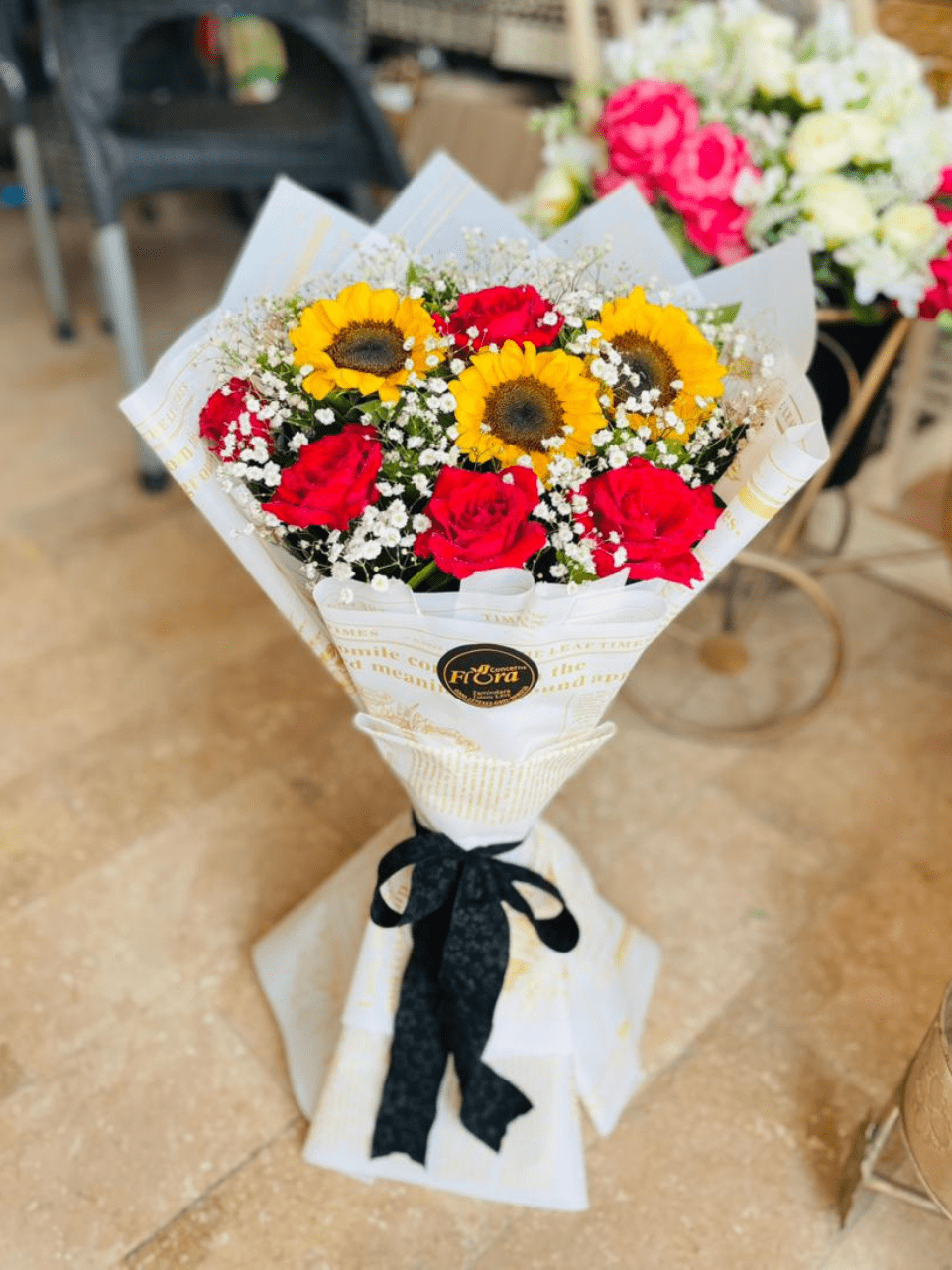 45-min Classic Sunshine & Passion Bouquet - Image 1