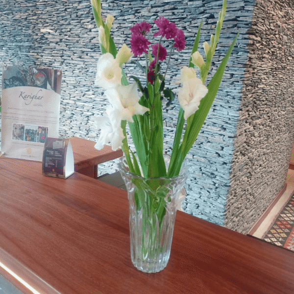 White Gladiolus aur Purple Accent Vase Arrangement