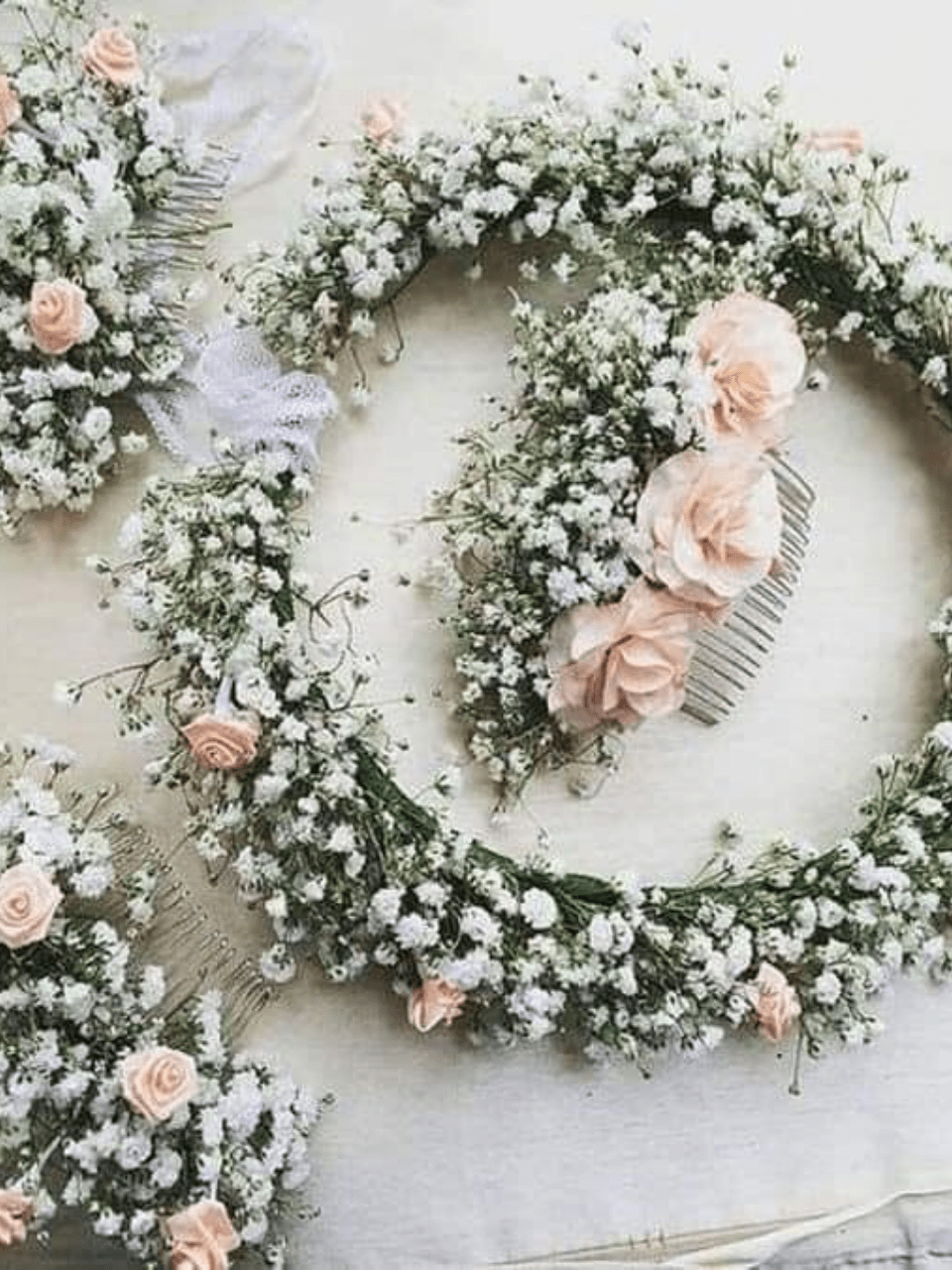 60-min Baby's Breath aur Peach Roses Floral Hair Set - Image 1